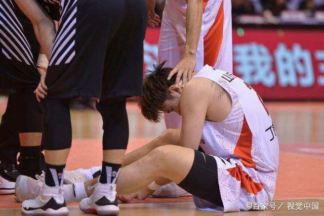 爱游戏官网-包含赛地聚焦：CBA常规赛集结日热度飙升，克里夫兰骑士队长鼓劲，气氛紧张，细节决定成败的词条